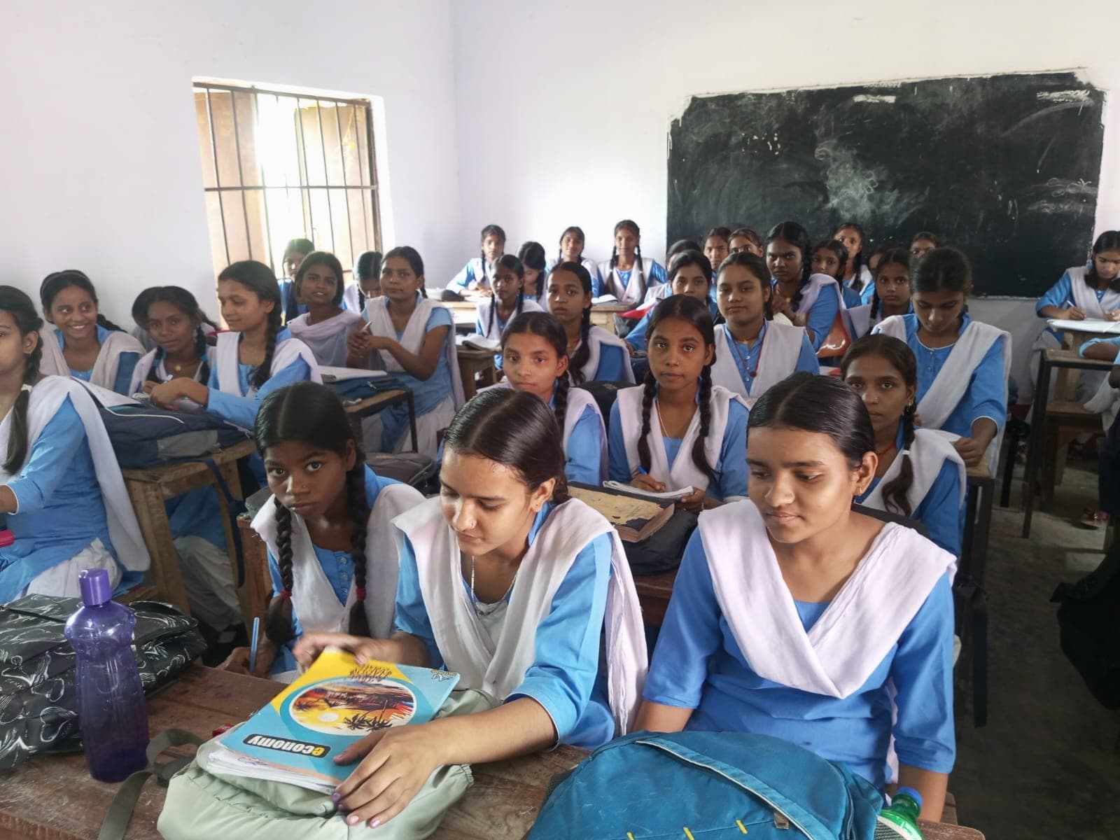 खिरियावा विद्यालय में शिक्षकों की भारी कमी, 585 छात्र-छात्राओं की पढ़ाई प्रभावित खिरियावा विद्यालय में शिक्षकों की भारी कमी, 585 छात्र-छात्राओं की पढ़ाई प्रभावित