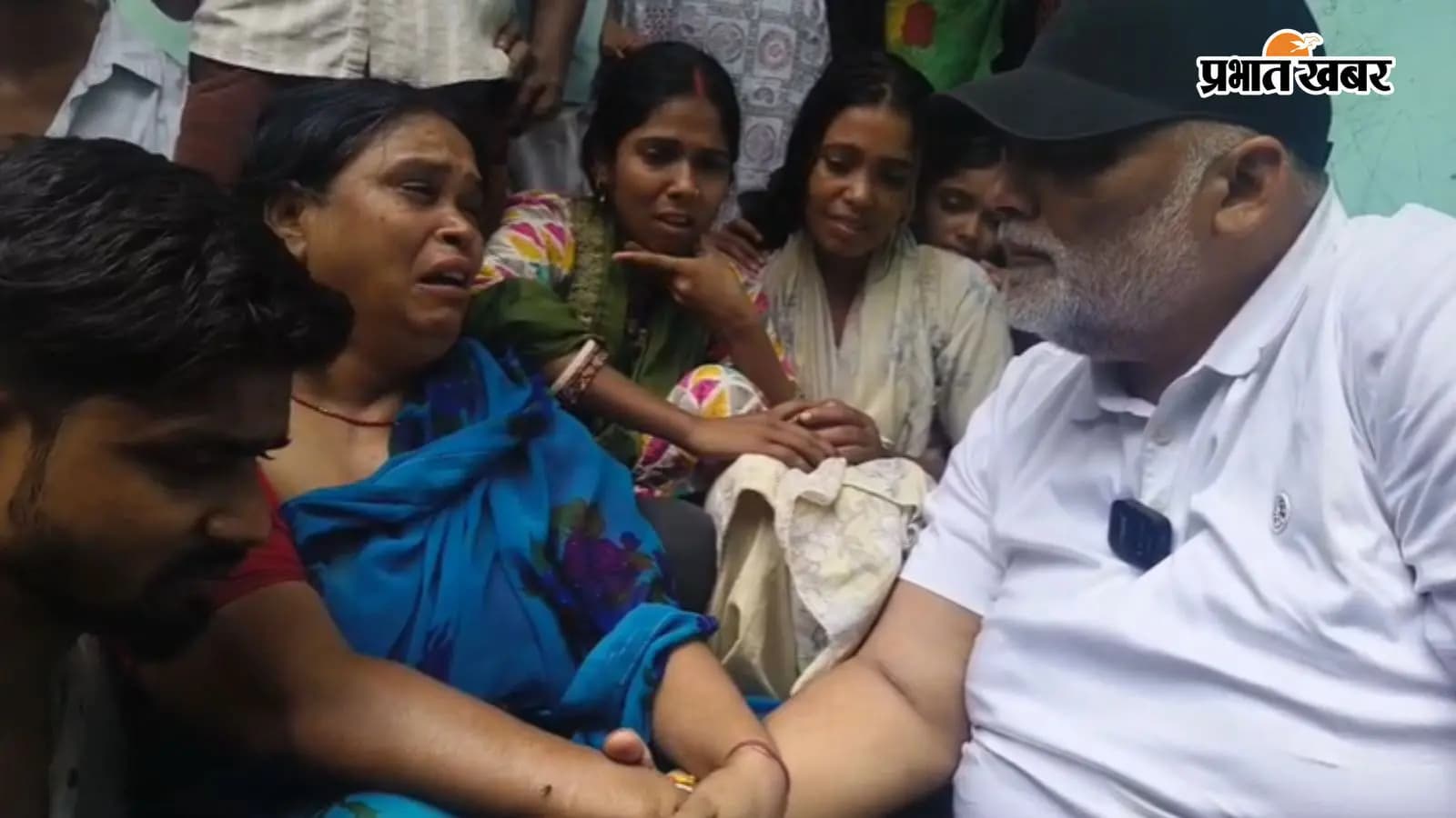 परिजनों से बातचीत करते हुए सांसद पप्पू यादव परिजनों से बातचीत करते हुए सांसद पप्पू यादव