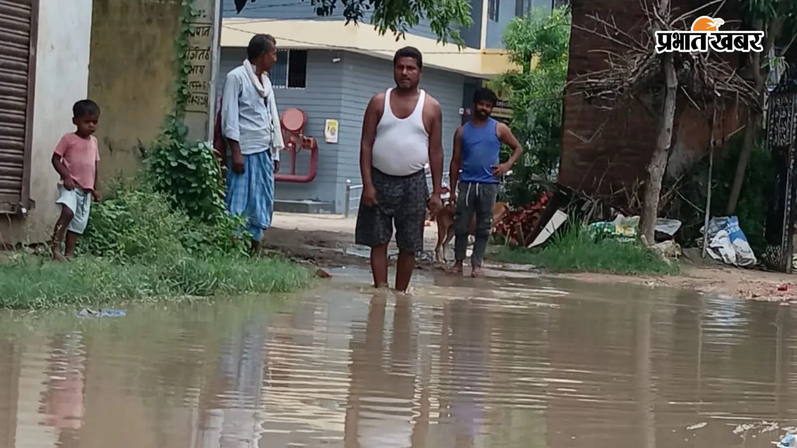 अस्पताल परिसर के गेट पर लगा पानी अस्पताल परिसर के गेट पर लगा पानी