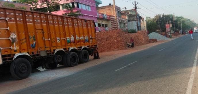 सड़क किनारे ईंट-बालू का अतिक्रमण, बढ़ रहा हादसों का खतरा सड़क किनारे ईंट-बालू का अतिक्रमण, बढ़ रहा हादसों का खतरा