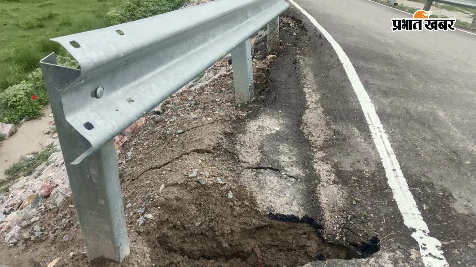 बारिश में मिट्टी कटाव होने से अप्रोच रोड क्षतिग्रस्त | Prabhat Khabar बारिश में मिट्टी कटाव होने से अप्रोच रोड क्षतिग्रस्त | Prabhat Khabar