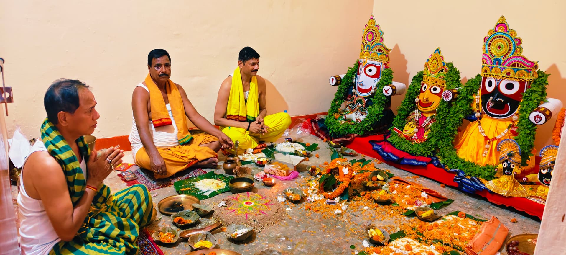 नवयौवन रूप में भक्तों को दिए दर्शन, 16 को रथ पर सवार होंगे महाप्रभु नवयौवन रूप में भक्तों को दिए दर्शन, 16 को रथ पर सवार होंगे महाप्रभु