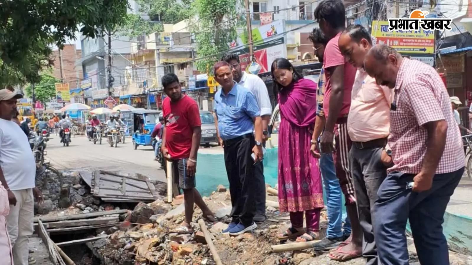 कांवरिया पथ सहित शहर के विभिन्न इलाके का निरीक्षण करते नियम के अधिकारियों और इंजीनियर की टीम कांवरिया पथ सहित शहर के विभिन्न इलाके का निरीक्षण करते नियम के अधिकारियों और इंजीनियर की टीम