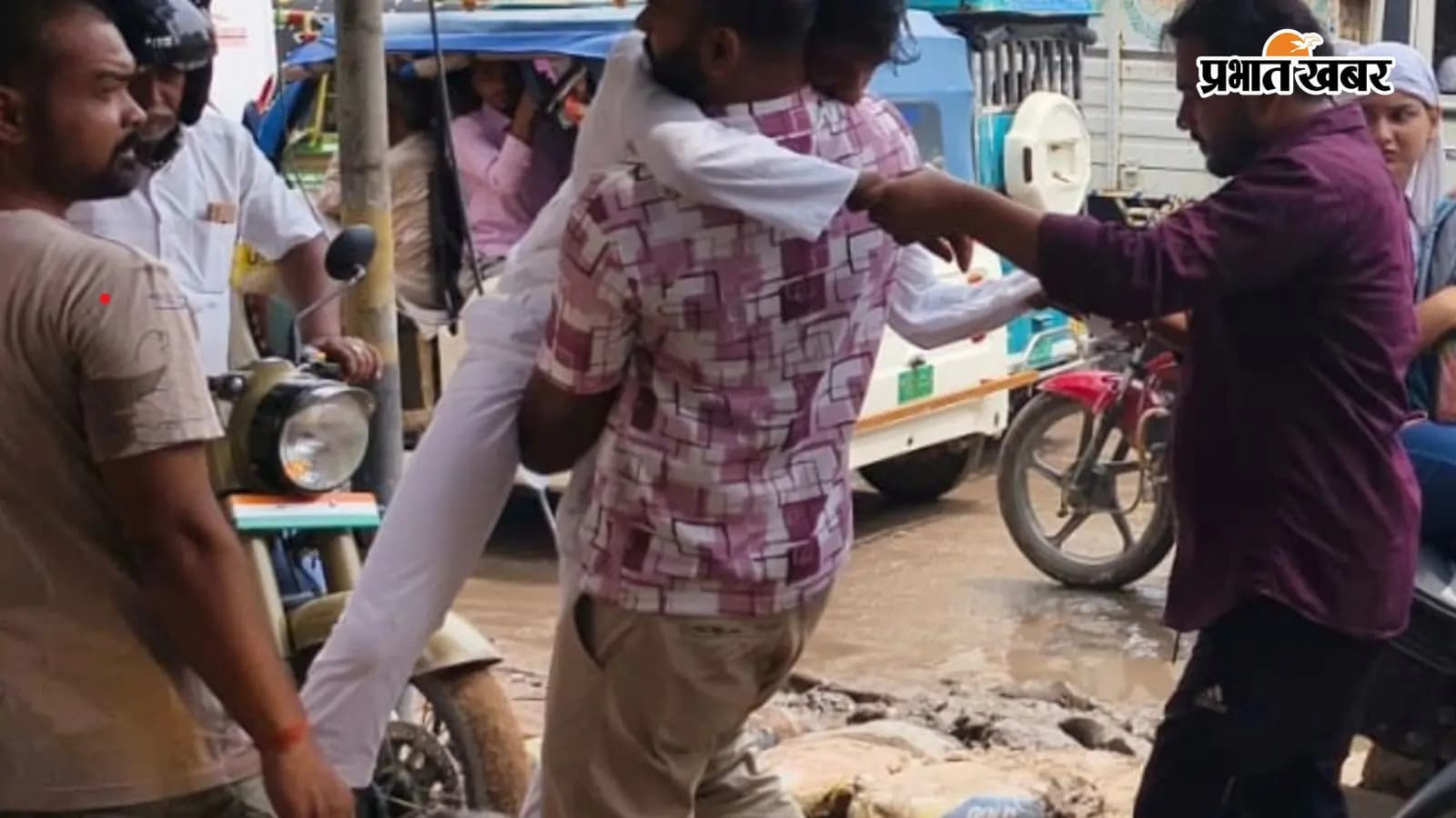 जाम के कारण बीमार को कंधे पर ले जाते परिजन | Prabhat Khabar Network जाम के कारण बीमार को कंधे पर ले जाते परिजन | Prabhat Khabar Network