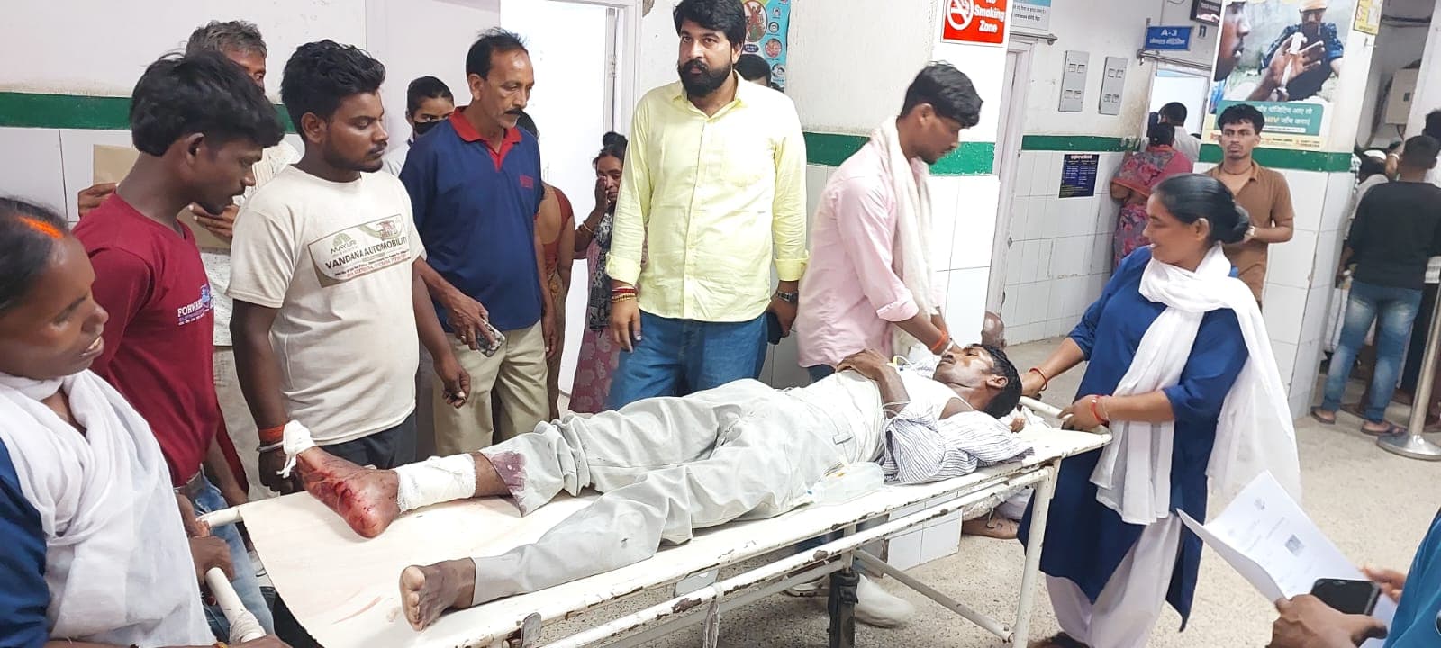 सड़क दुर्घटना में तीन व्यक्ति घायल, सदर अस्पताल में इलाज सड़क दुर्घटना में तीन व्यक्ति घायल, सदर अस्पताल में इलाज
