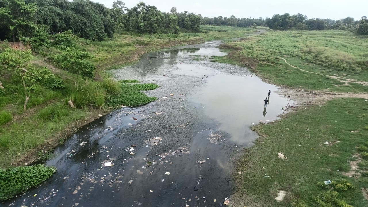 बरसात में भी सूखीं अधवारा और मरहा नदी की धारा बरसात में भी सूखीं अधवारा और मरहा नदी की धारा