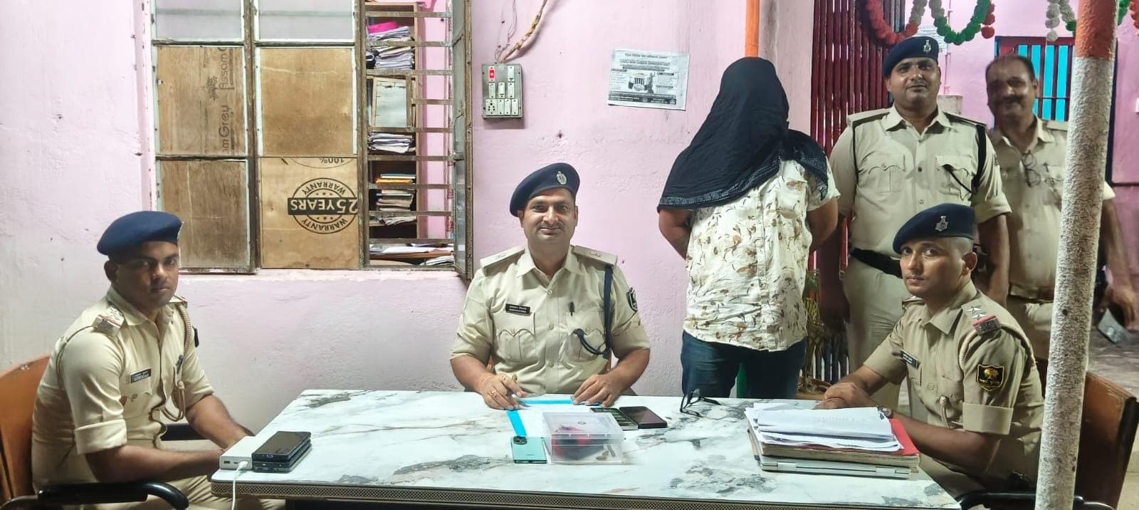 गुप्त सूचना पर चाय की दुकान पर छापेमारी, लोडेड पिस्टल के साथ युवक गिरफ्तार पाली मसवासी चौक से एक पिस्टल, चार जिंदा कारतूस व मोबाइल बरामद