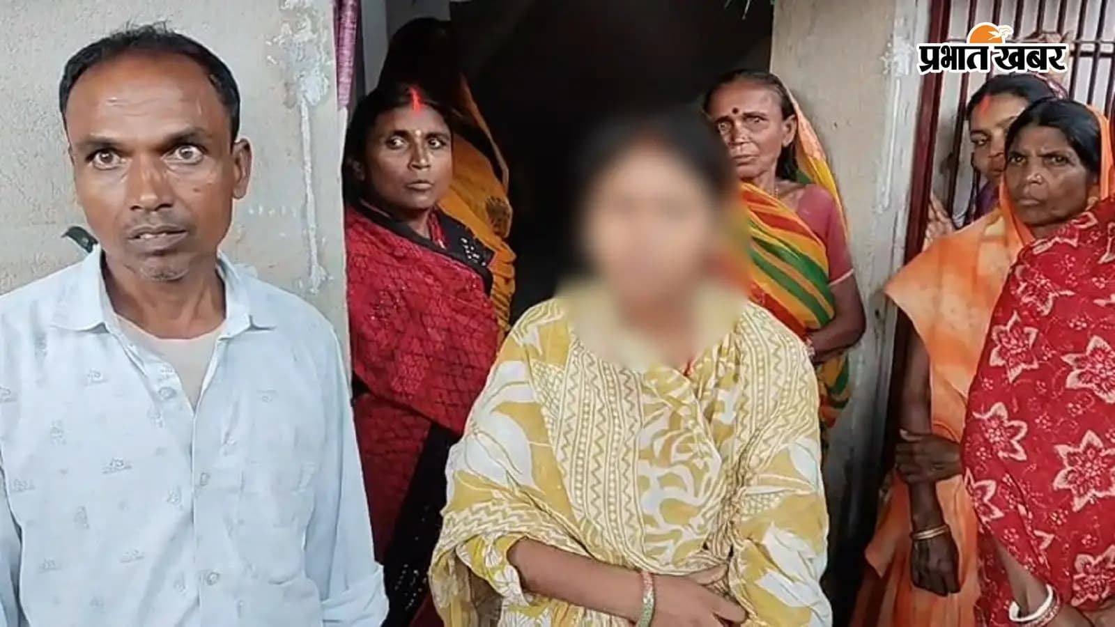 कोडरमा के तिलैया थाना क्षेत्र अंतर्गत गुमो गांव में परिजनों के साथ विवाहिता. फोटो: प्रभात खबर कोडरमा के तिलैया थाना क्षेत्र अंतर्गत गुमो गांव में परिजनों के साथ विवाहिता. फोटो: प्रभात खबर