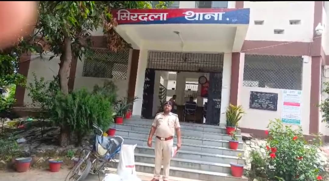 गश्ती के दौरान केंदुआ मोड़ से 220 लीटर देसी महुआ शराब बरामद, तस्कर फरार गश्ती के दौरान केंदुआ मोड़ से 220 लीटर देसी महुआ शराब बरामद, तस्कर फरार