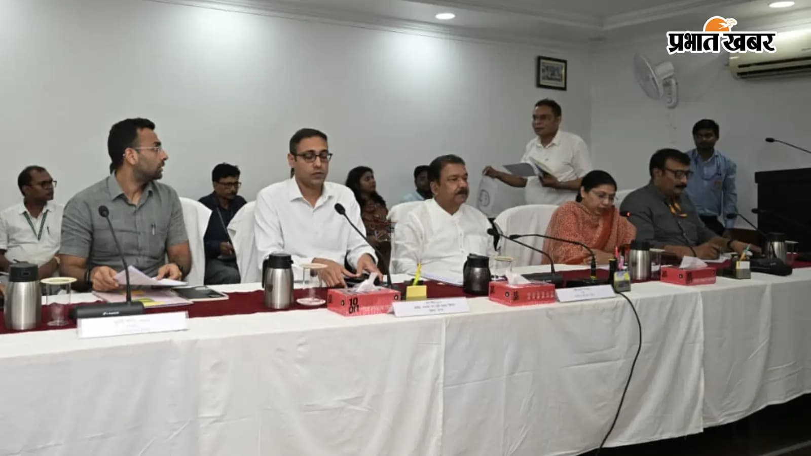 अंचल अधिकारियों के साथ बैठक करते मंत्री दिलीप जायसवाल अंचल अधिकारियों के साथ बैठक करते मंत्री दिलीप जायसवाल