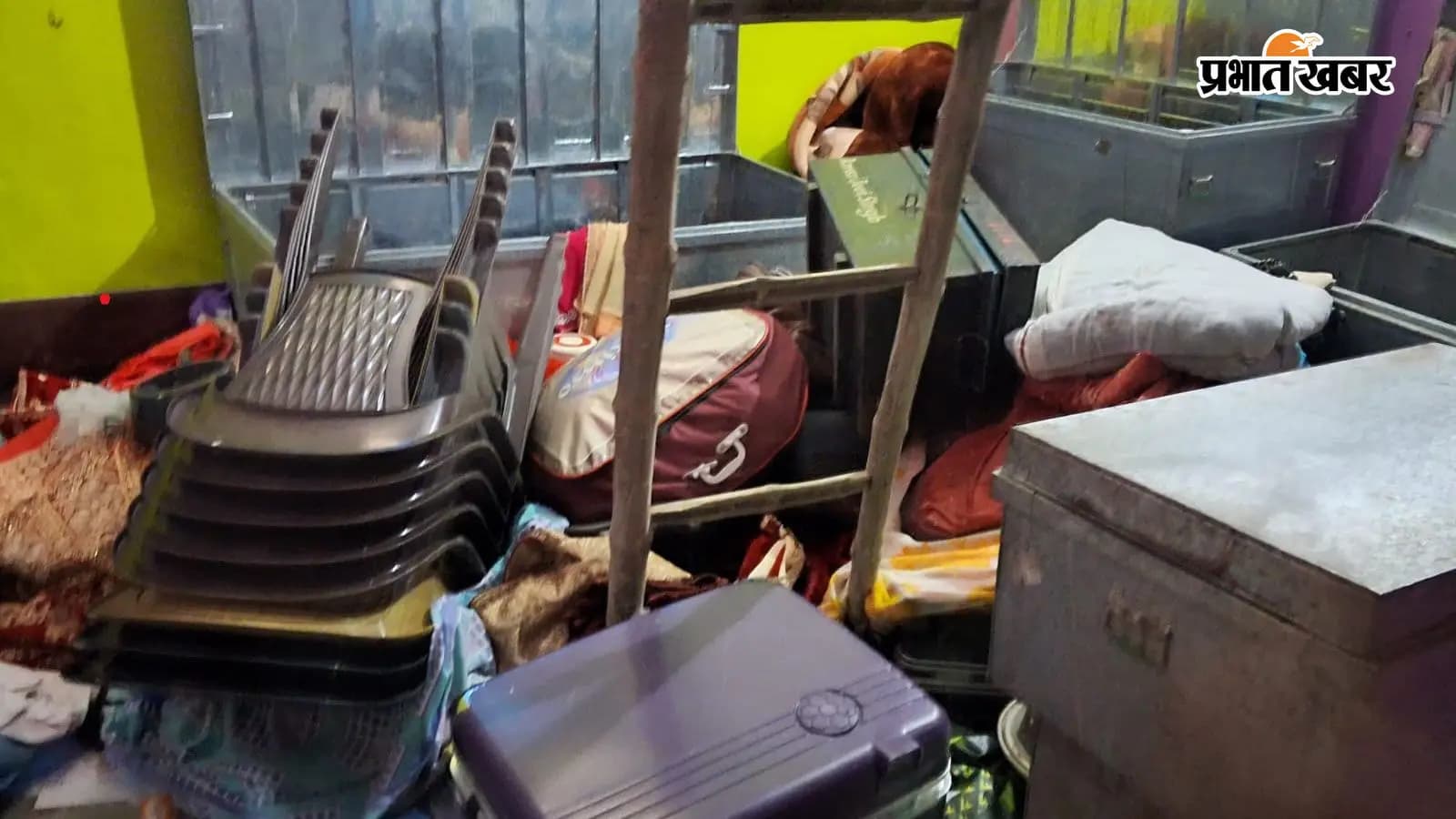 चोरी की घटना के बाद बिखरा पड़ा सामान | Prabhat Khabar Network चोरी की घटना के बाद बिखरा पड़ा सामान | Prabhat Khabar Network