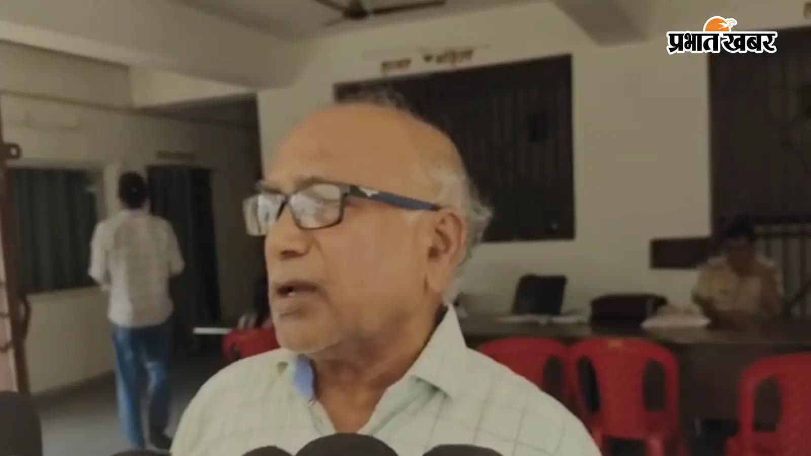 घटना की जानकारी देते रिटायर्ड शिक्षक घटना की जानकारी देते रिटायर्ड शिक्षक