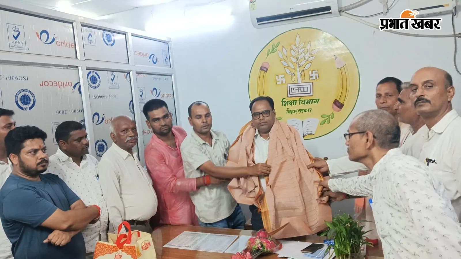 रोहतास में संस्कृत शिक्षकों ने डीपीओ से की मुलाकात रोहतास में संस्कृत शिक्षकों ने डीपीओ से की मुलाकात