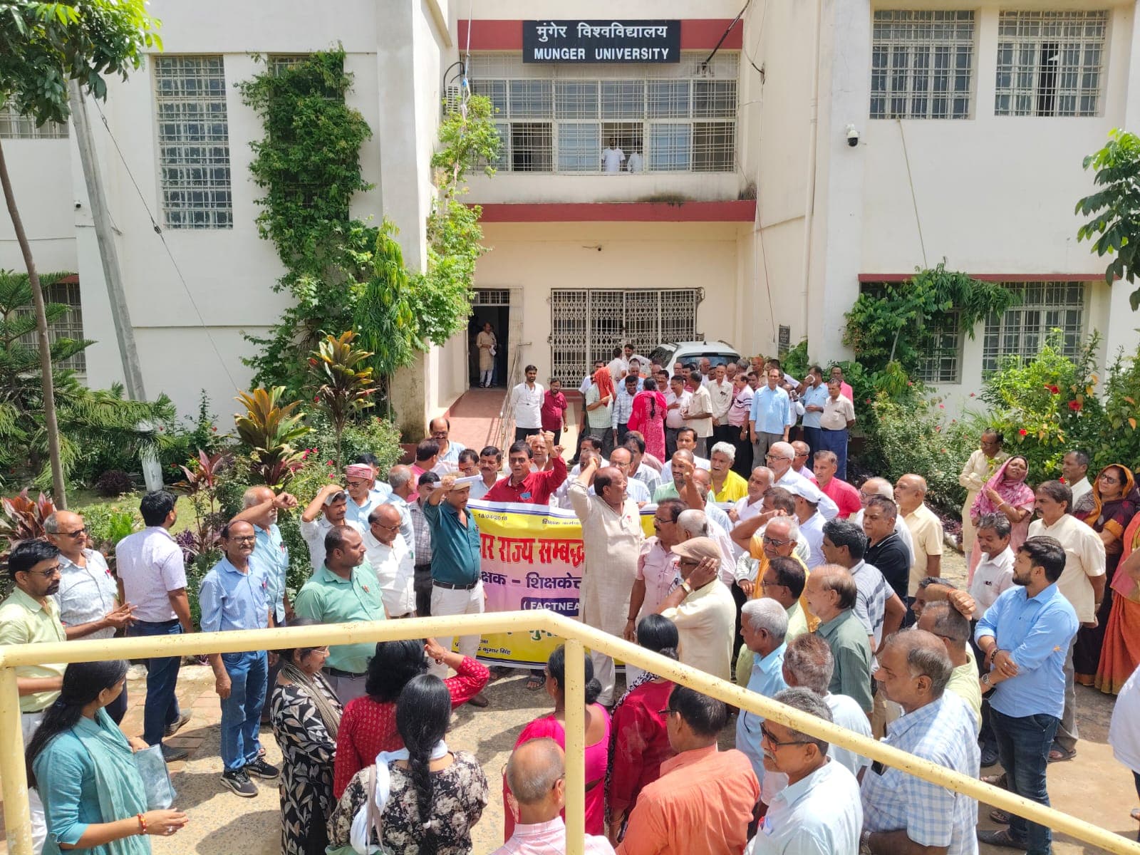 6. संबद्ध डिग्री महाविद्यालय के शिक्षक-शिक्षकेत्तर कर्मियों ने विश्वविद्यालय के समक्ष किया धरना- प्रदर्शन 6. संबद्ध डिग्री महाविद्यालय के शिक्षक-शिक्षकेत्तर कर्मियों ने विश्वविद्यालय के समक्ष किया धरना- प्रदर्शन