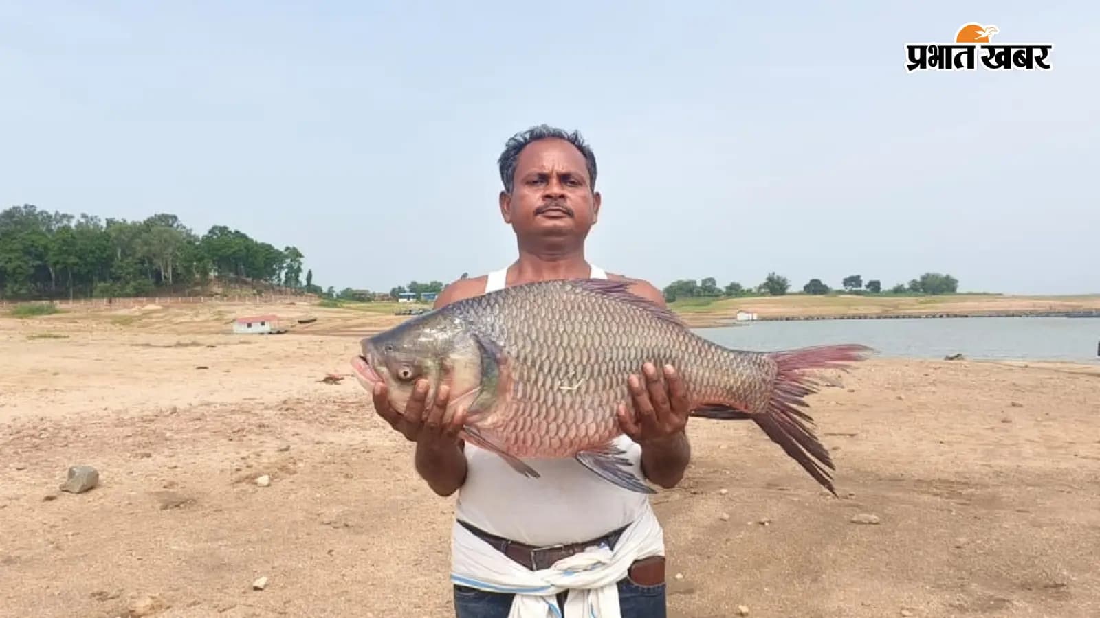मछली पकड़े मछुवारे धीरज लहरी. फोटो: प्रभात खबर मछली पकड़े मछुवारे धीरज लहरी. फोटो: प्रभात खबर