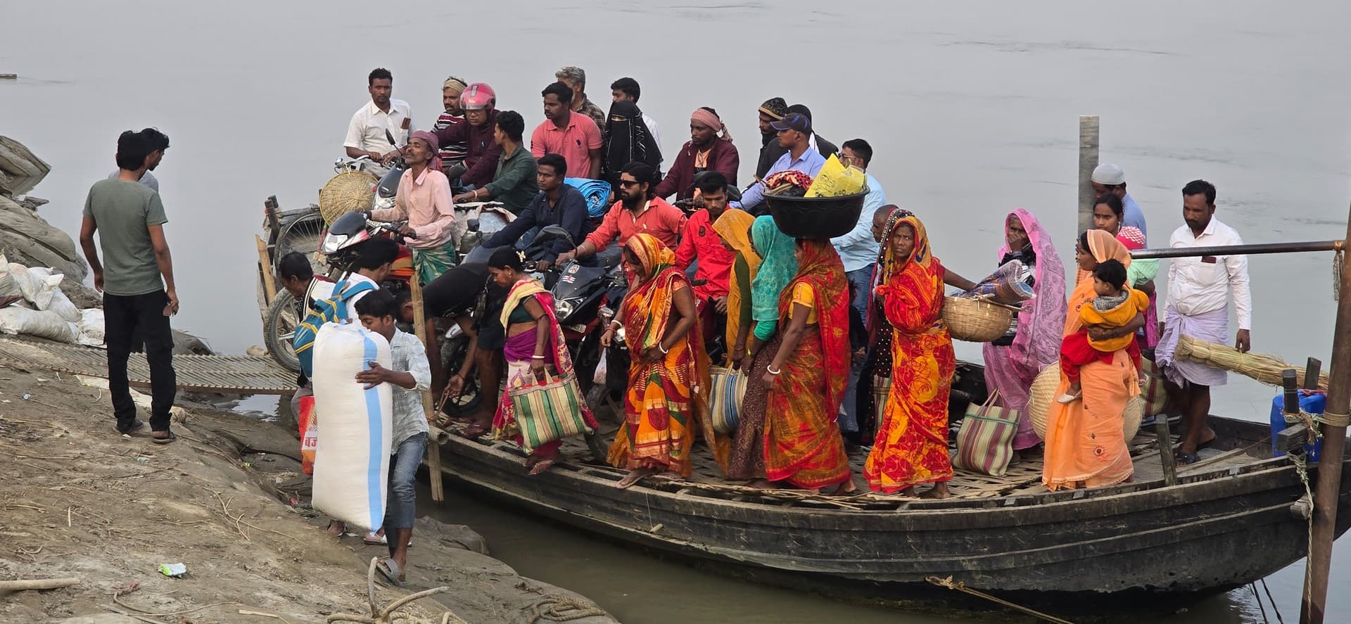 आजमनगर-रोहिया घाट का अब तक नहीं हुआ डाक, विभागीय चुप्पी से सरकार को लग रहा राजस्व का चूना आजमनगर-रोहिया घाट का अब तक नहीं हुआ डाक, विभागीय चुप्पी से सरकार को लग रहा राजस्व का चूना