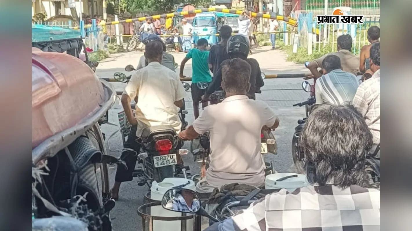 रेल गेट के निचे घुसा टोटो रेल गेट के निचे घुसा टोटो