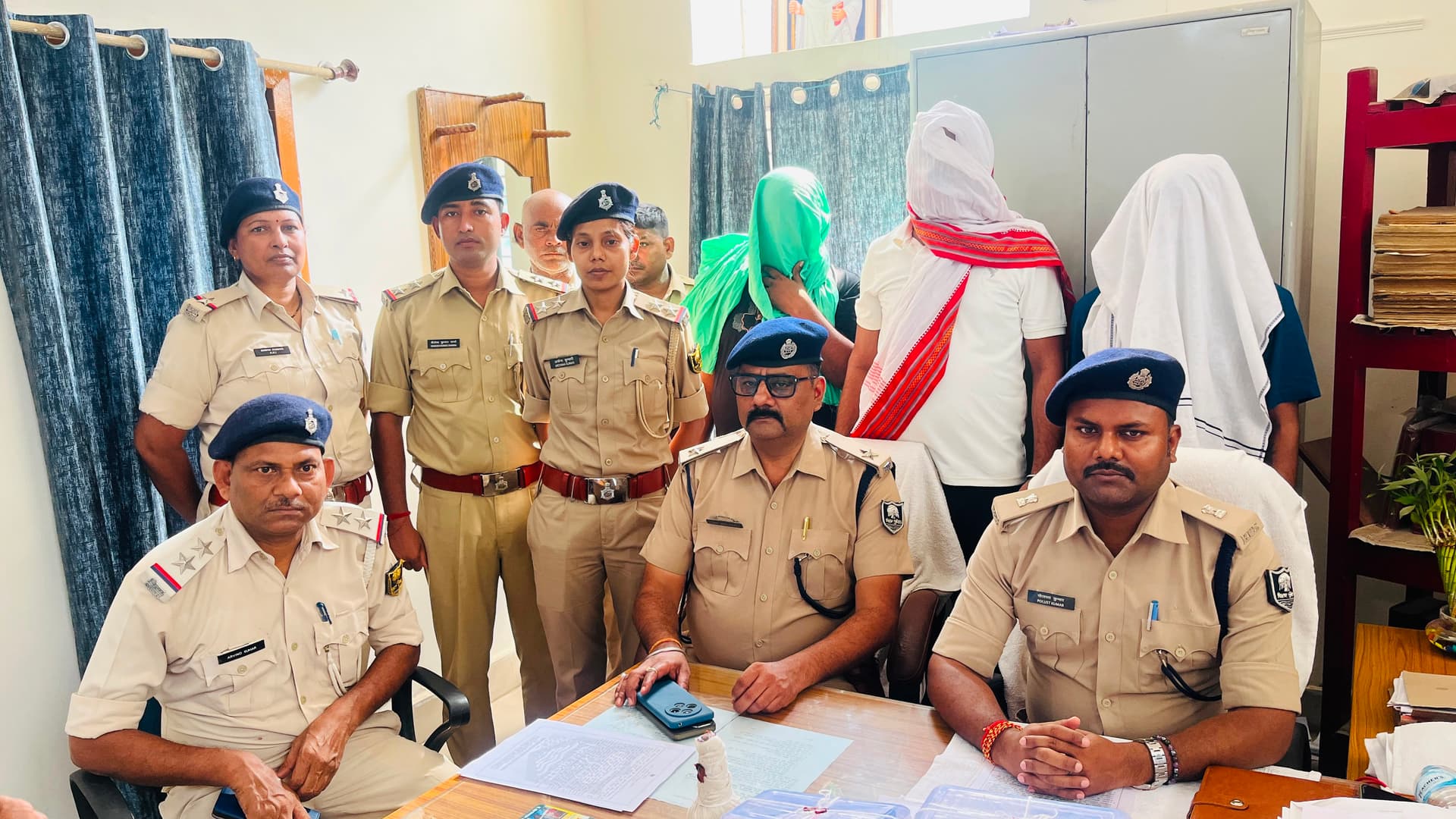 मोबाइल रिपेयरिंग दुकान में चल रही थी शराब पार्टी, पुलिस की रेड में देशी कट्टा व जिंदा कारतूस बरामद मोबाइल रिपेयरिंग दुकान में चल रही थी शराब पार्टी, पुलिस की रेड में देशी कट्टा व जिंदा कारतूस बरामद