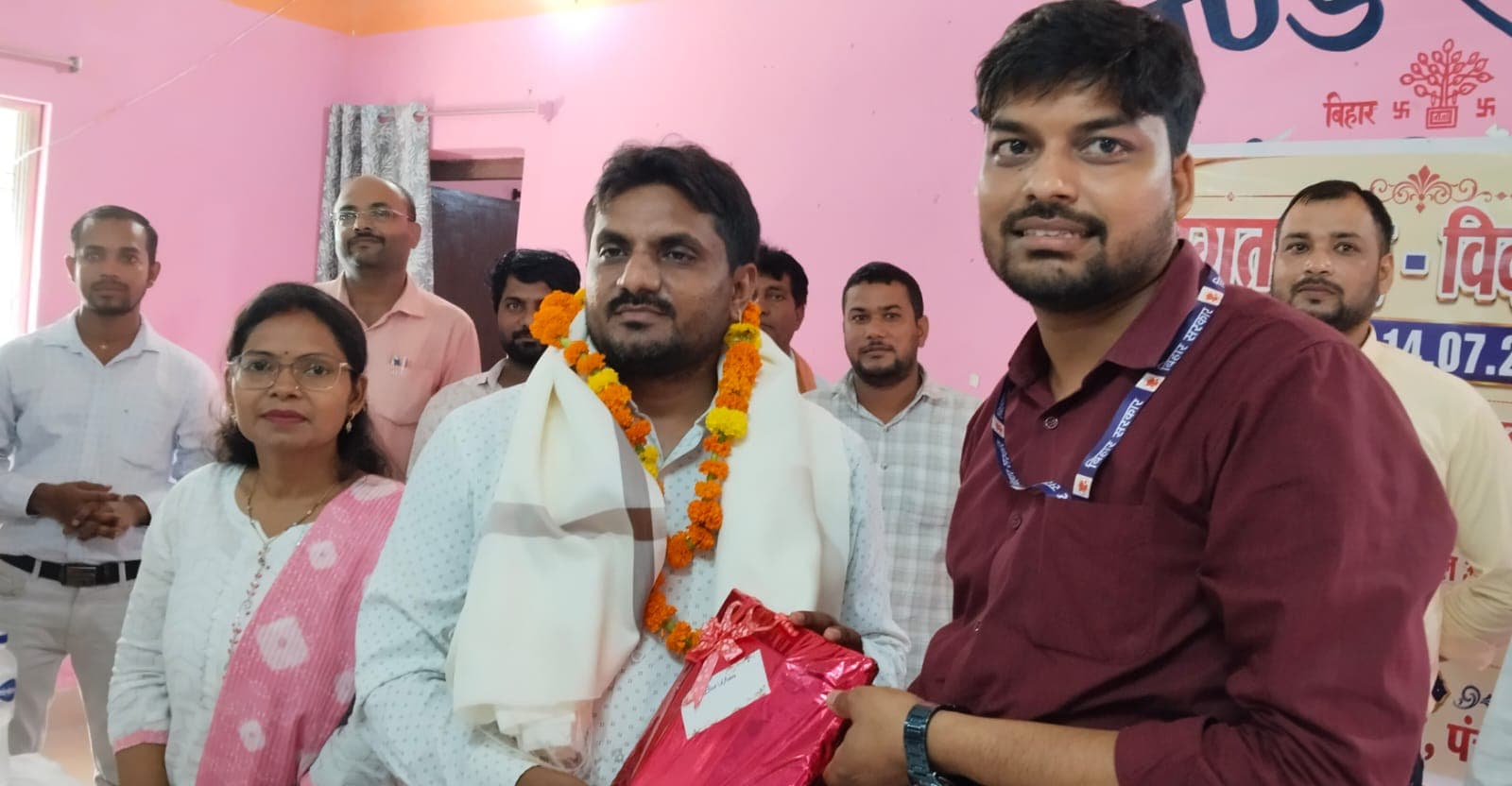 पंचदेवरी से तबादले के बाद सम्मान समारोह आयोजित कर सीओ को दी गयी विदाई पंचदेवरी से तबादले के बाद सम्मान समारोह आयोजित कर सीओ को दी गयी विदाई