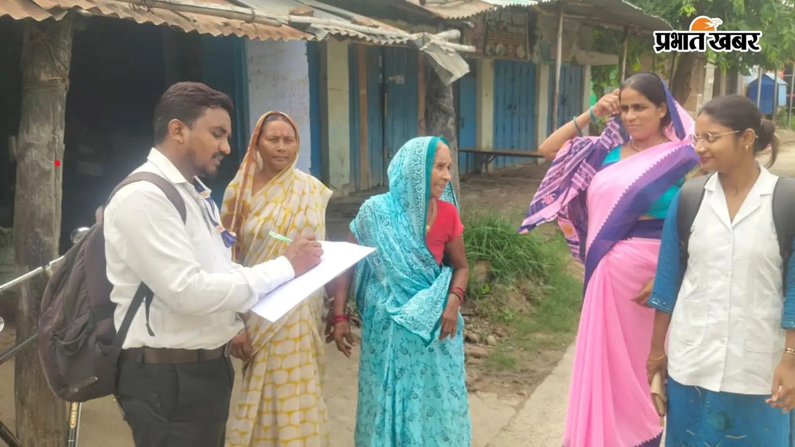 ग्रामीण क्षेत्र में स्क्रीनिंग करते स्वास्थ्यकर्मी | Prabhat Khabar ग्रामीण क्षेत्र में स्क्रीनिंग करते स्वास्थ्यकर्मी | Prabhat Khabar