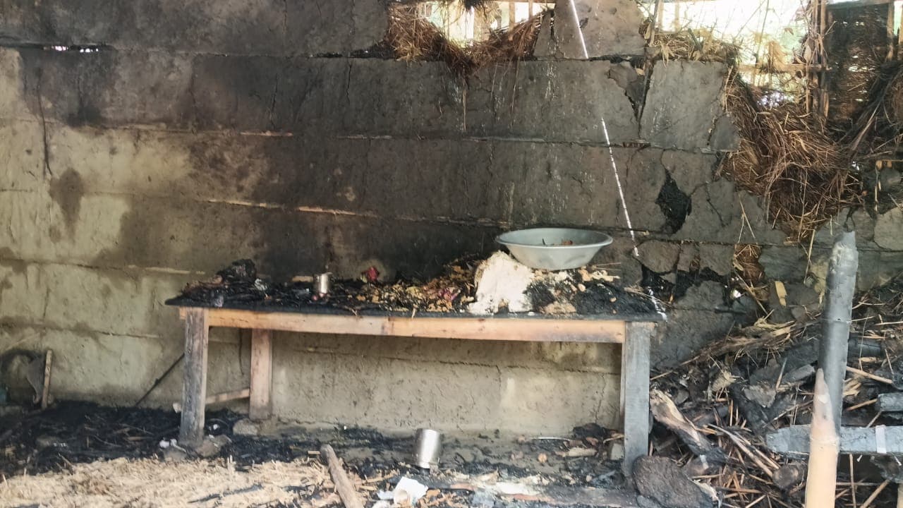 शॉर्ट सर्किट से रसोईघर में लगी आग, अनाज व मोटर जलकर राख शॉर्ट सर्किट से रसोईघर में लगी आग, अनाज व मोटर जलकर राख