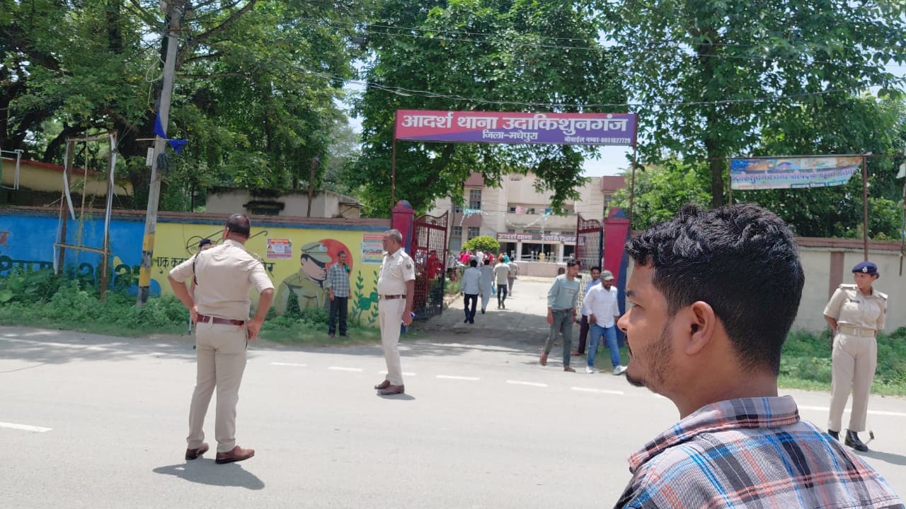 बिना हेलमेट चल रहे 50 बाइक चालकों का कटा चालान, 57 हजार रुपये जुर्माना वसूला बिना हेलमेट चल रहे 50 बाइक चालकों का कटा चालान, 57 हजार रुपये जुर्माना वसूला