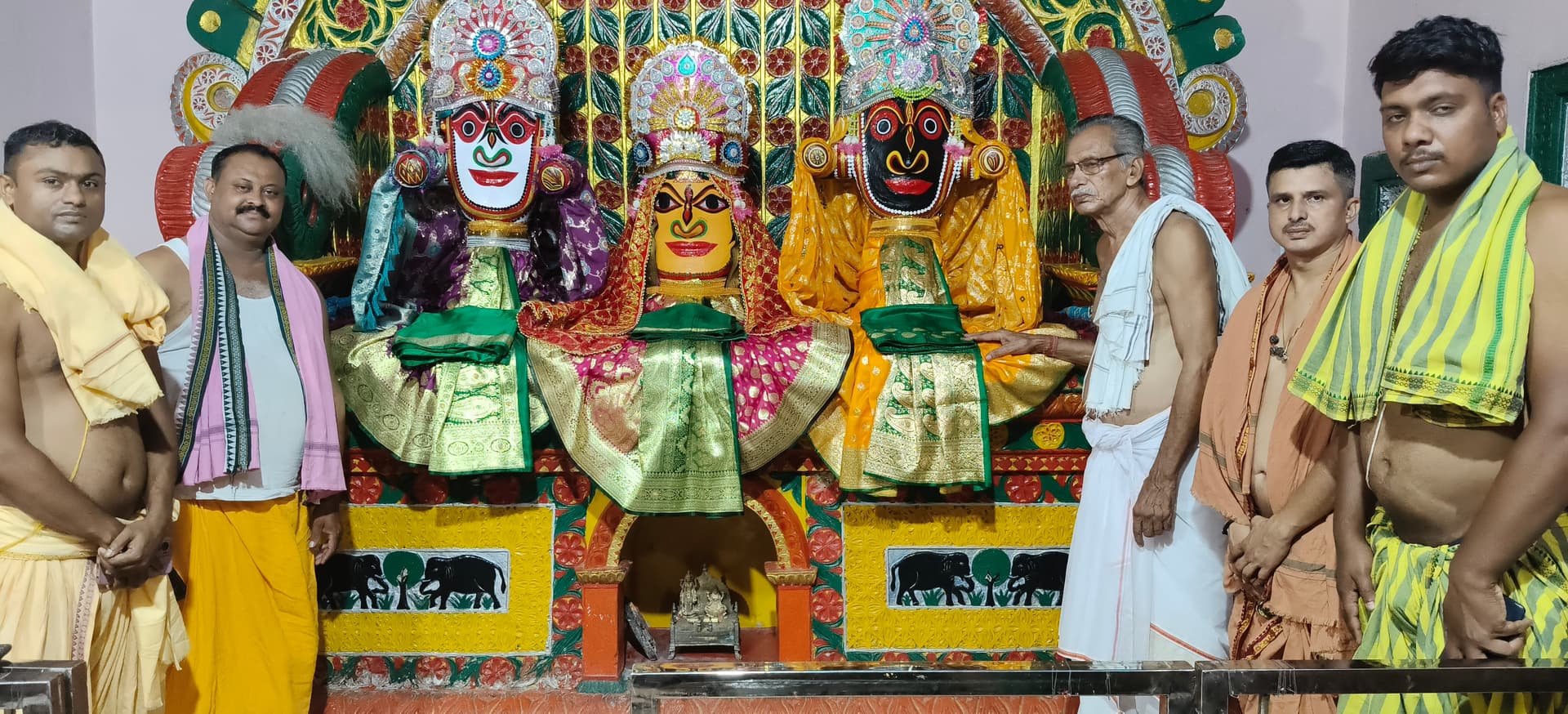रत्न सिंहासन पर विराजमान हुए चतुर्धा विग्रह, सुबह से ही दर्शन को उमड़ी श्रद्धालुओं की भीड़ रत्न सिंहासन पर विराजमान हुए चतुर्धा विग्रह, सुबह से ही दर्शन को उमड़ी श्रद्धालुओं की भीड़
