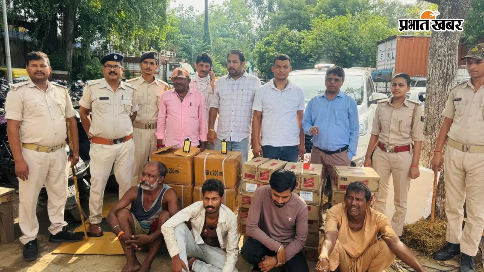 शराब की खेप के साथ सभी गिरफ्तार आरोपी शराब की खेप के साथ सभी गिरफ्तार आरोपी