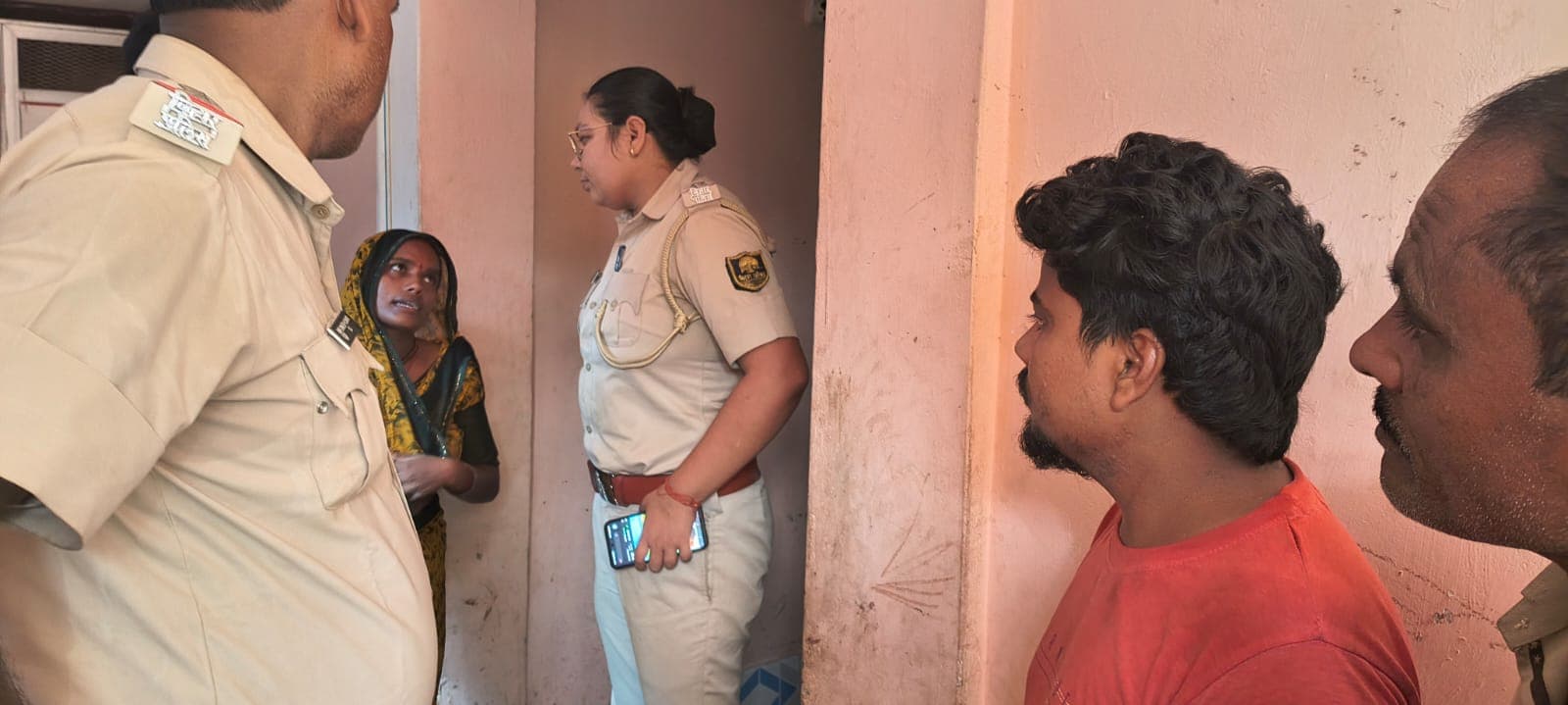 इलाज कराने अस्पताल गया था परिवार, पीछे से मास्टर चाबी लगा घर खंगाल ले गये चोर इलाज कराने अस्पताल गया था परिवार, पीछे से मास्टर चाबी लगा घर खंगाल ले गये चोर