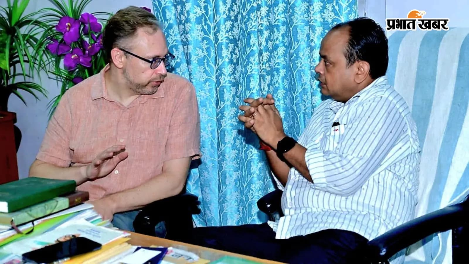 डायरेक्टर चार्ल्स आर हैंकला सेबात करते स्वास्थ्य मंत्री डॉ इरफान अंसारी डायरेक्टर चार्ल्स आर हैंकला सेबात करते स्वास्थ्य मंत्री डॉ इरफान अंसारी