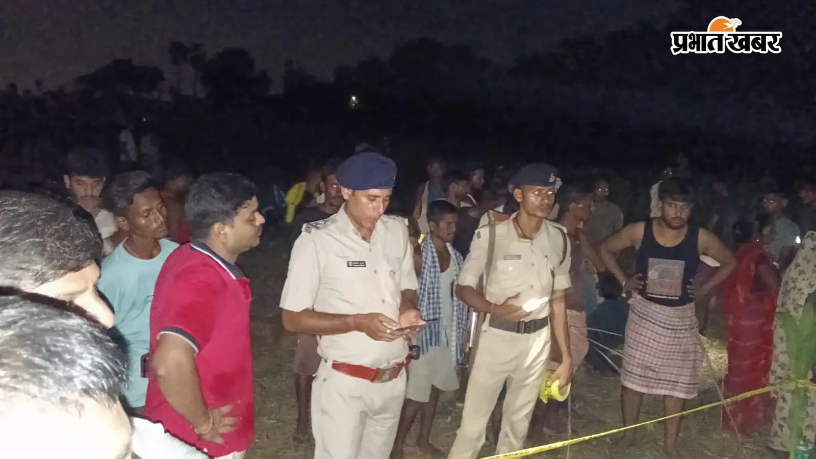 घटना स्थल पर पुलिस व ग्रामीण घटना स्थल पर पुलिस व ग्रामीण