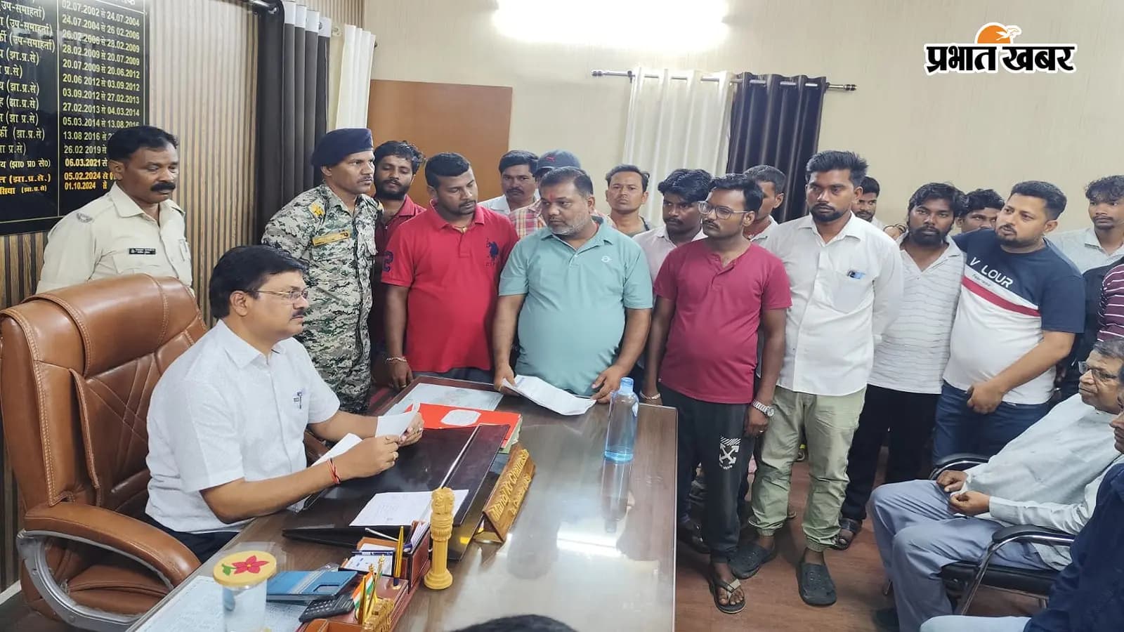 रामगढ़ उपायुक्त से मुलाकात करते ट्रक एसोसिएशन के पदाधिकारी और सदस्य. फोटो: प्रभात खबर रामगढ़ उपायुक्त से मुलाकात करते ट्रक एसोसिएशन के पदाधिकारी और सदस्य. फोटो: प्रभात खबर