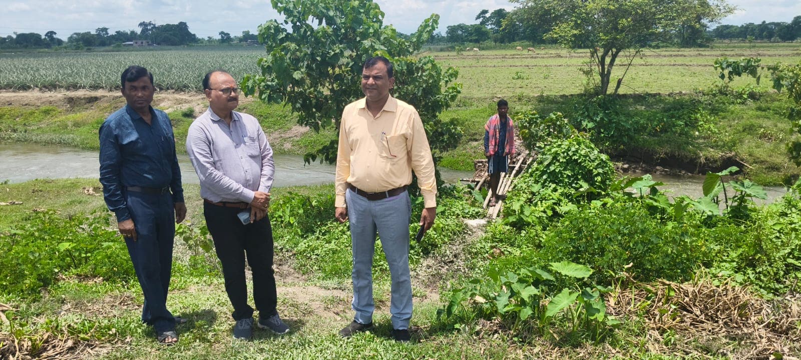 प्रभात खबर की खबर का असर: सखुआडाली पहुंचे बीडीओ आशीष कुमार, सीओ मृतुन्जय कुमार व आरडब्ल्यूडी के कार्यपालक अभियंता, प्रभात खबर की खबर का असर: सखुआडाली पहुंचे बीडीओ आशीष कुमार, सीओ मृतुन्जय कुमार व आरडब्ल्यूडी के कार्यपालक अभियंता,