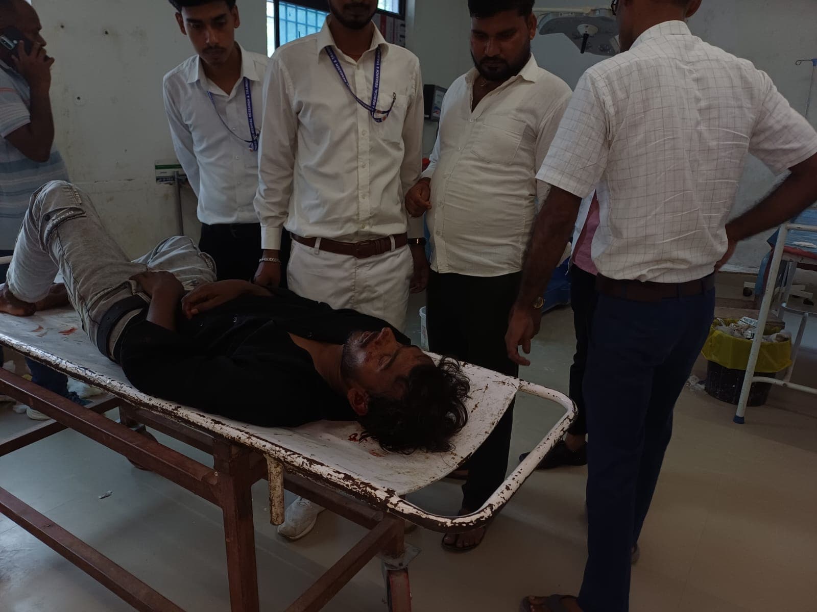 रोहतास में कोलकाता-दिल्ली फोरलेन पर अज्ञात वाहन से बाइक की टक्कर, दो युवक और एक महिला घायल