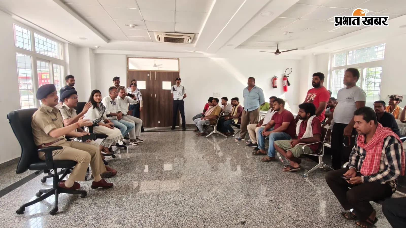 ऑटो चालक संघ के साथ बैठक करते ट्रैफिक डीएसपी ऑटो चालक संघ के साथ बैठक करते ट्रैफिक डीएसपी