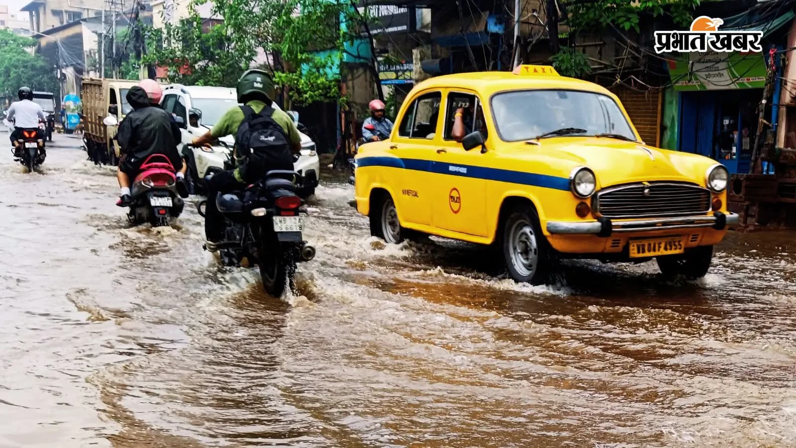 वर्षा की वजह से हावड़ा की सड़क पर जमा पानी. वर्षा की वजह से हावड़ा की सड़क पर जमा पानी.