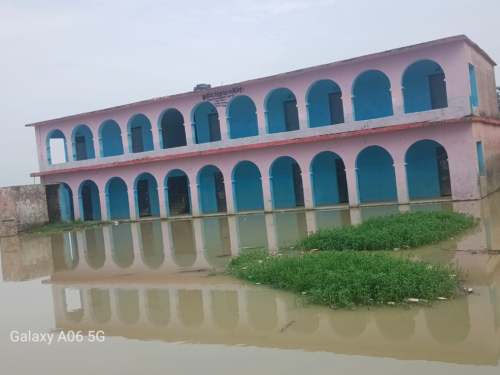 इटहर, चौकिया और लक्ष्मीनिया गांवों का प्रखंड मुख्यालय से टूटा सड़क संपर्क इटहर, चौकिया और लक्ष्मीनिया गांवों का प्रखंड मुख्यालय से टूटा सड़क संपर्क