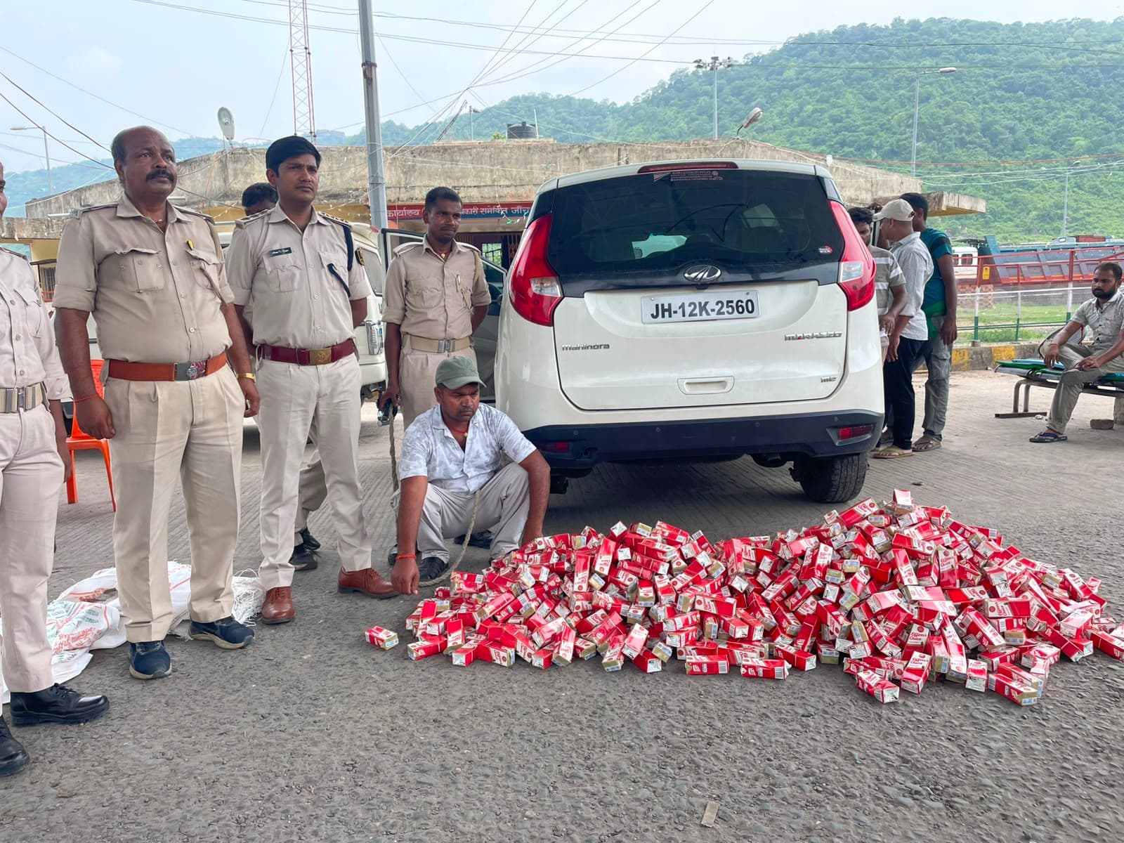 लग्जरी कार में बने तहखाने से 676 टेट्रा पैक में बंद 121.68 लीटर शराब बरामद लग्जरी कार में बने तहखाने से 676 टेट्रा पैक में बंद 121.68 लीटर शराब बरामद