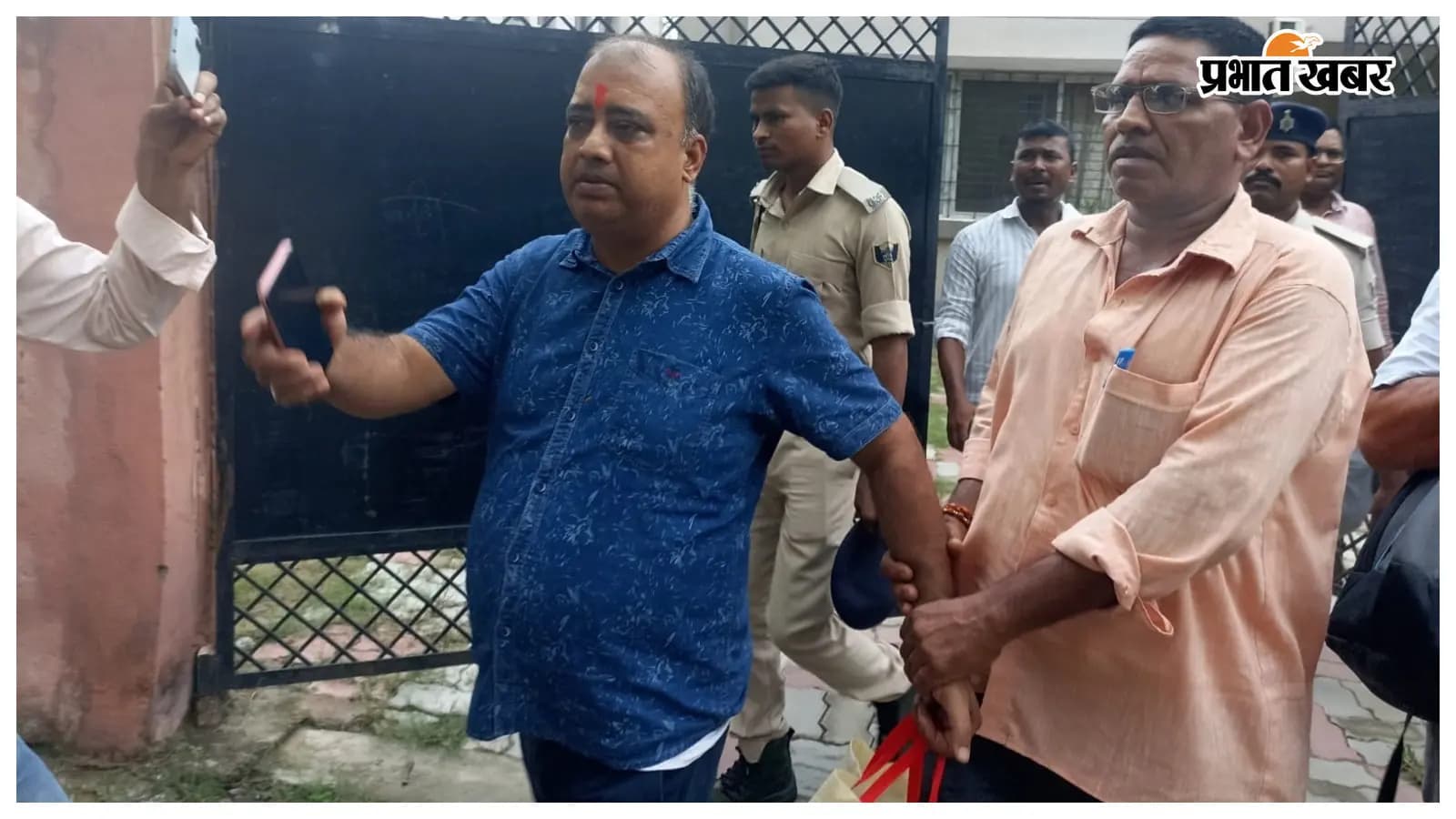 निगरानी अन्वेषण ब्यूरो की हिरासत में बाजपट्टी के अंचलाधिकारी प्रभात कुमार निगरानी अन्वेषण ब्यूरो की हिरासत में बाजपट्टी के अंचलाधिकारी प्रभात कुमार
