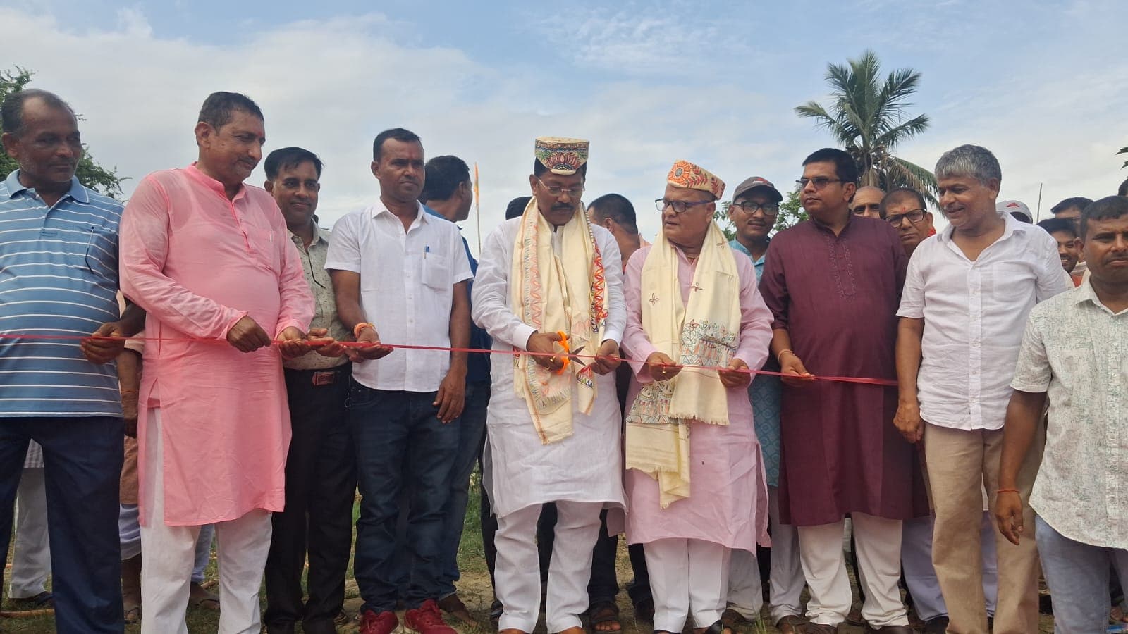 सांसद व एमएलसी ने परकौली में तालाब घाट व सामुदायिक भवन का किया उद्घाटन सांसद व एमएलसी ने परकौली में तालाब घाट व सामुदायिक भवन का किया उद्घाटन