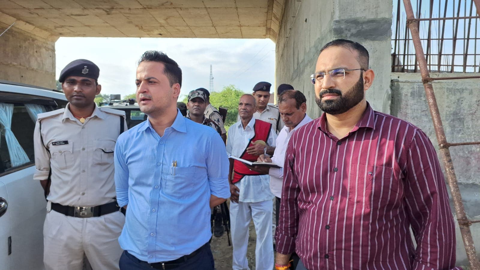 डीएम ने भारतमाला परियोजना अंतर्गत बन रहे राष्ट्रीय राजमार्ग व फ्लाई ओवर का किया निरीक्षण डीएम ने भारतमाला परियोजना अंतर्गत बन रहे राष्ट्रीय राजमार्ग व फ्लाई ओवर का किया निरीक्षण