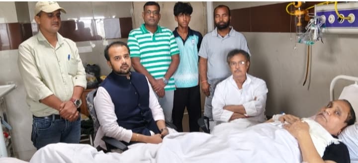 क्रिकेटर भानु ने पूर्व मंत्री महेश्वर हजारी से मिलकर पूछा कुशल क्षेम क्रिकेटर भानु ने पूर्व मंत्री महेश्वर हजारी से मिलकर पूछा कुशल क्षेम