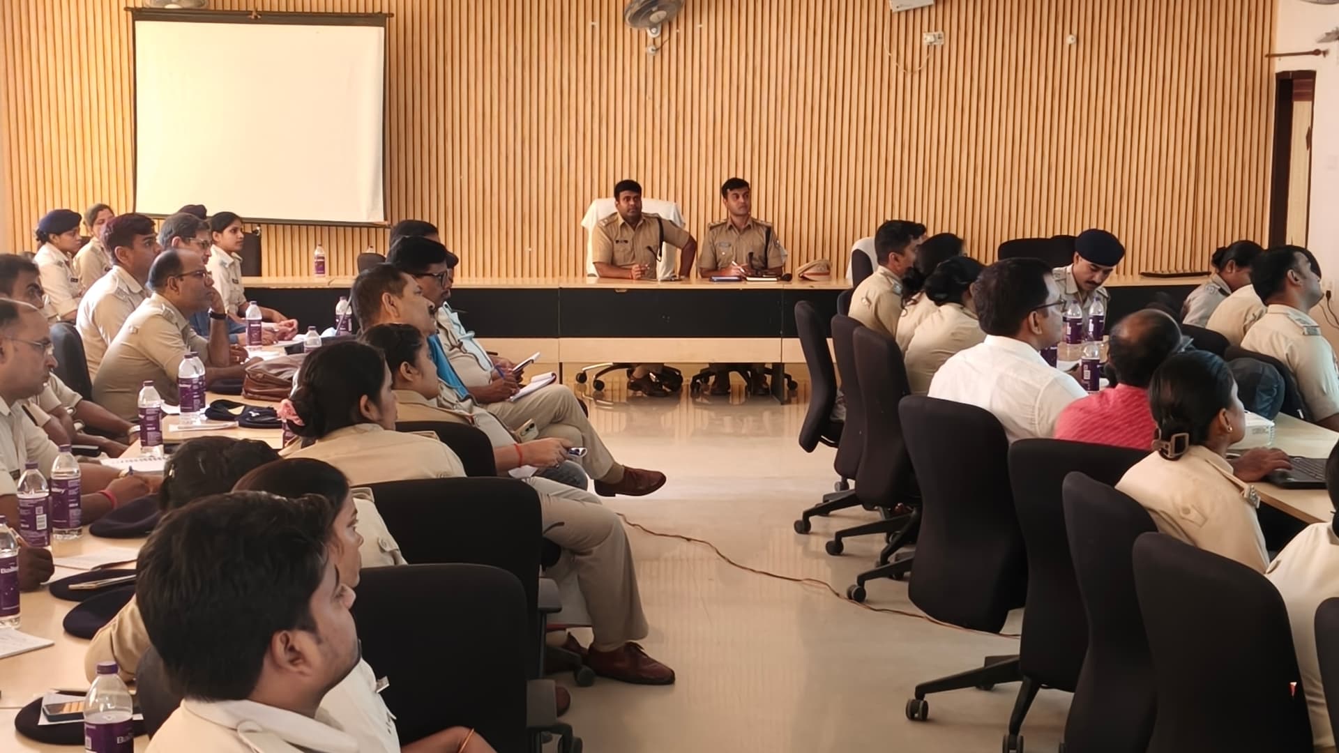 सारण पुलिस में डिजिटल कार्यशैली को बढ़ावा, ई- ऑफिस प्रणाली पर अधिकारियों को मिला प्रशिक्षण सारण पुलिस में डिजिटल कार्यशैली को बढ़ावा, ई- ऑफिस प्रणाली पर अधिकारियों को मिला प्रशिक्षण