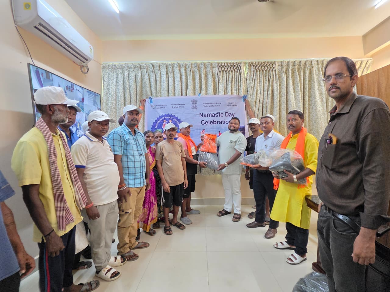 नमस्ते दिवस पर नगर परिषद ने सफाई कर्मियों को वितरित की पीपीई किट, योजना की दी जानकारी नमस्ते दिवस पर नगर परिषद ने सफाई कर्मियों को वितरित की पीपीई किट, योजना की दी जानकारी