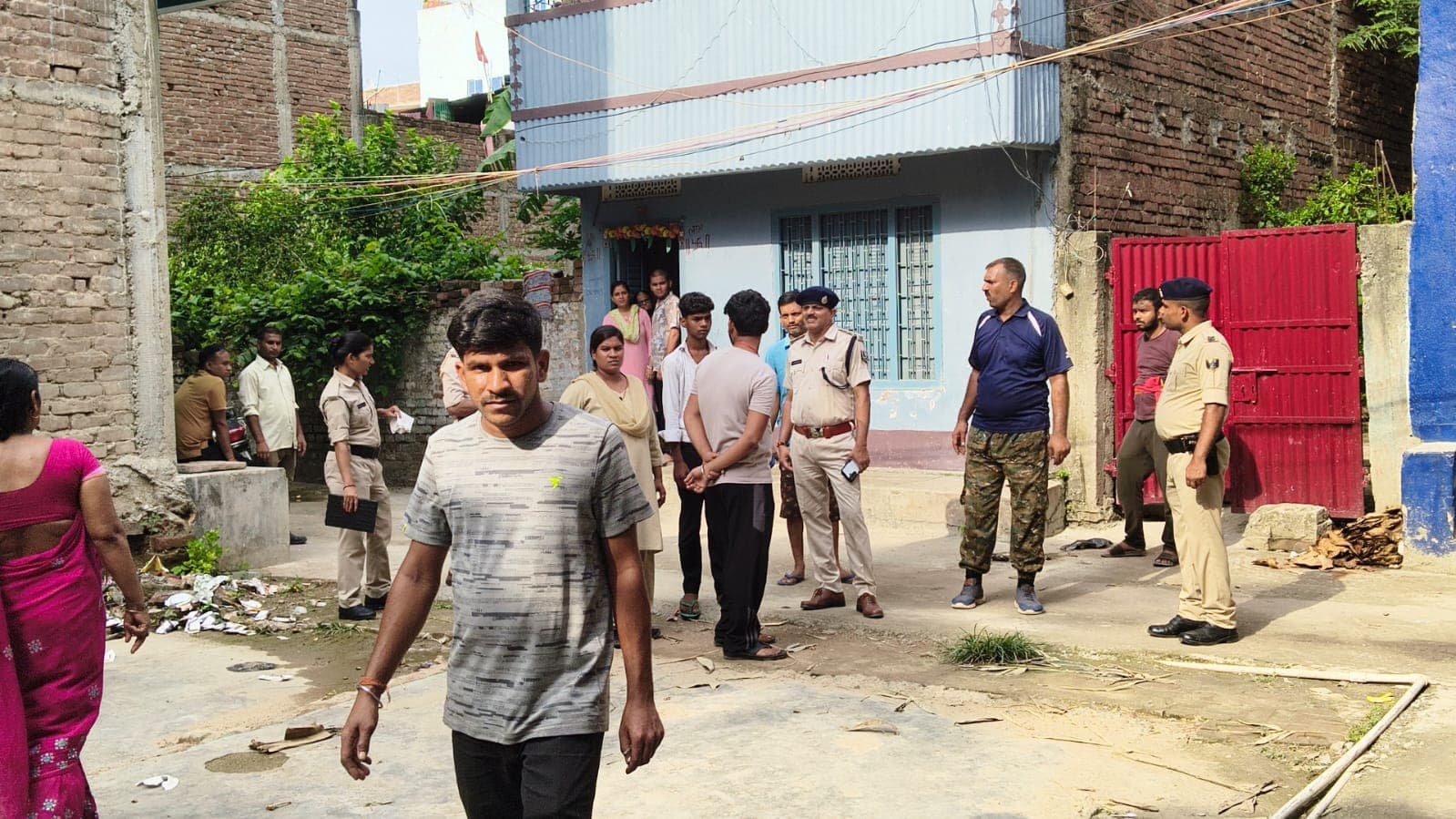 घर में सोए युवक पर धारदार हथियार से जानलेवा हमला, हालत गंभीर घर में सोए युवक पर धारदार हथियार से जानलेवा हमला, हालत गंभीर