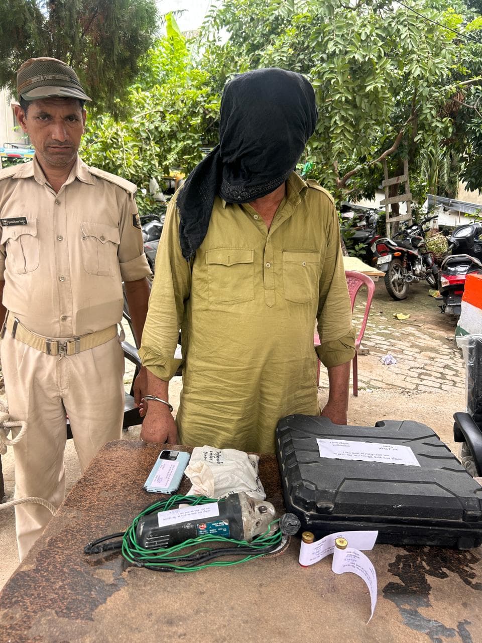 मिनी गन फैक्ट्री का खुलासा, देसी हथियार बनाने वाला गिरफ्तार मिनी गन फैक्ट्री का खुलासा, देसी हथियार बनाने वाला गिरफ्तार