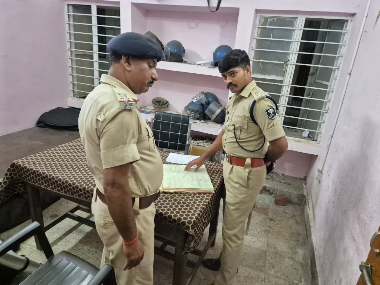 एसपी ने नगर व टेहटा थाने का किया औचक निरीक्षण