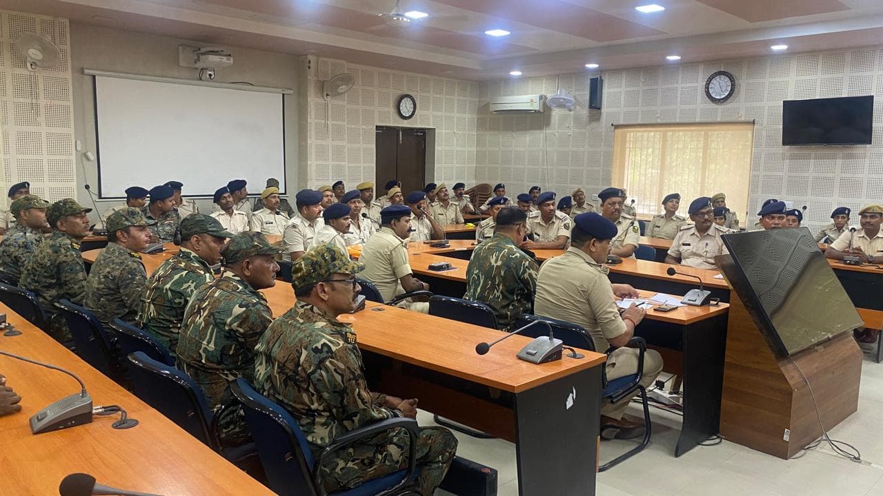 आपातकालीन कॉल पर संवेदनशील कार्रवाई करने का एसपी ने दिया निर्देश आपातकालीन कॉल पर संवेदनशील कार्रवाई करने का एसपी ने दिया निर्देश