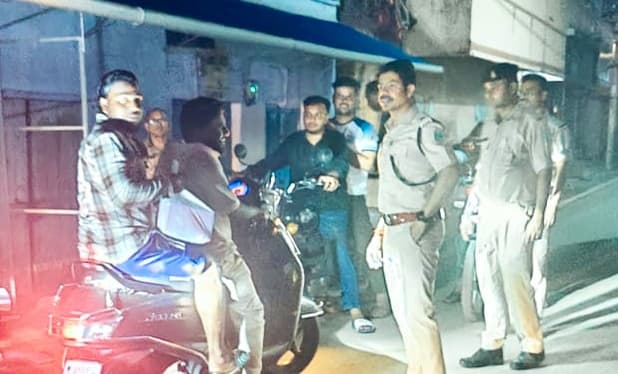आधी रात सड़कों पर उतरे थाना प्रभारी, बेवजह बाहर घूम रहे लोगों को चेताया आधी रात सड़कों पर उतरे थाना प्रभारी, बेवजह बाहर घूम रहे लोगों को चेताया