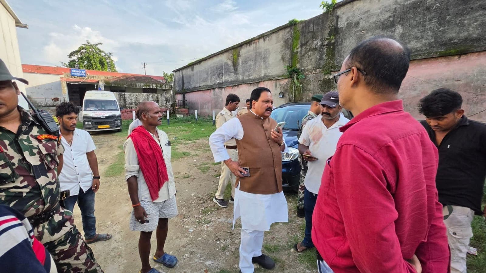 ट्रैक्टर हादसे में मृतक के परिजनों से मिले सांसद ट्रैक्टर हादसे में मृतक के परिजनों से मिले सांसद